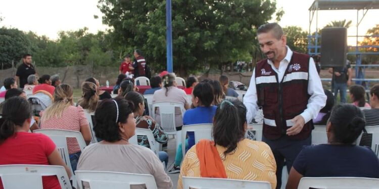 Con entusiasmo familias del campo 19 reciben a Jesús Flores