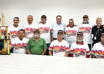 Felicita Toño Astiazarán a beisbolistas veteranos ganadores de campeonato estatal