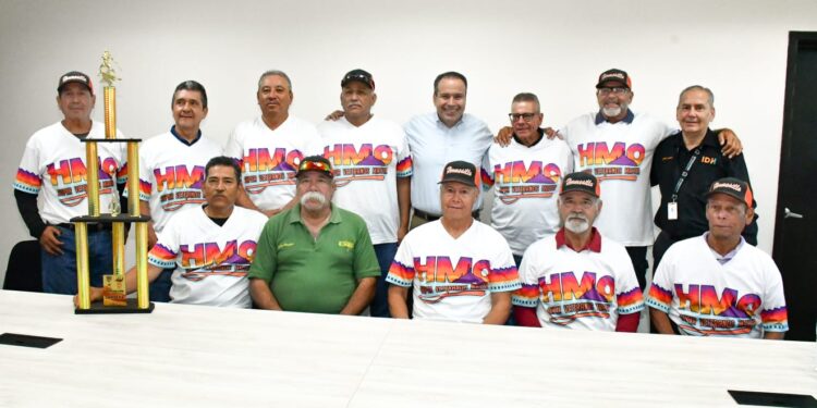 Felicita Toño Astiazarán a beisbolistas veteranos ganadores de campeonato estatal
