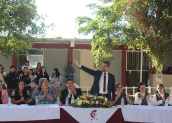 Jesús Flores anuncia  36 becas para alumnos de CBTIS 63.
