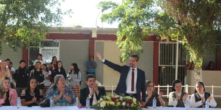 Jesús Flores anuncia 36 becas para alumnos de CBTIS 63.