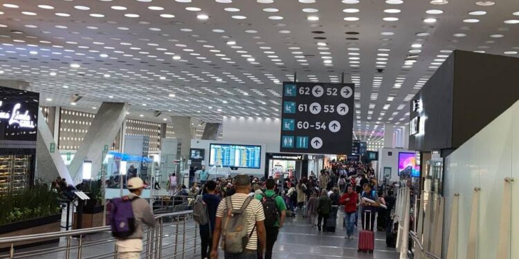 AICM reanuda operaciones tras banco de niebla
