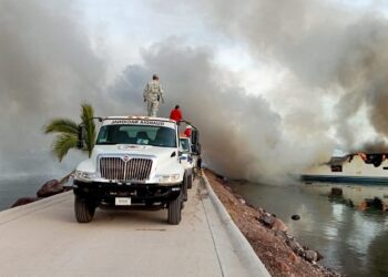 Al menos 10 embarcaciones dañadas tras incendio en Marina Palmira de La Paz, BCS