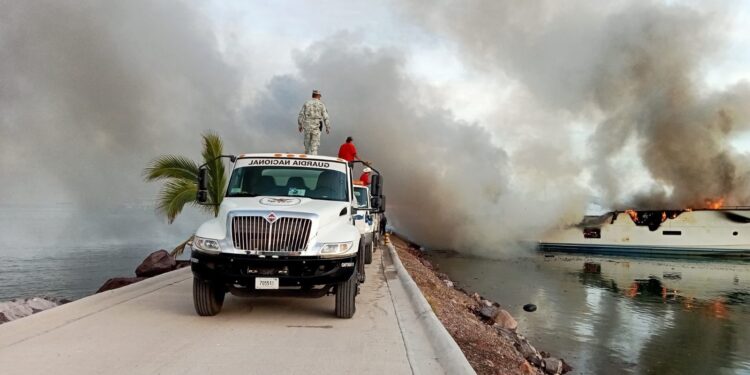 Al menos 10 embarcaciones dañadas tras incendio en Marina Palmira de La Paz, BCS