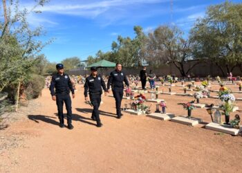 Fortalece Policía Estatal atención a ciudadanía durante la afluencia a cementerios con motivo del Día de Muertos en Sonora.
