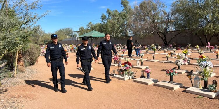 Fortalece Policía Estatal atención a ciudadanía durante la afluencia a cementerios con motivo del Día de Muertos en Sonora.