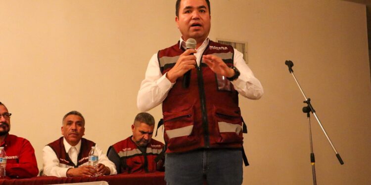 Sigue a ras de suelo Heriberto Aguilar en contacto con los ciudadanos