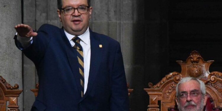 Lomelí toma riendas de la UNAM