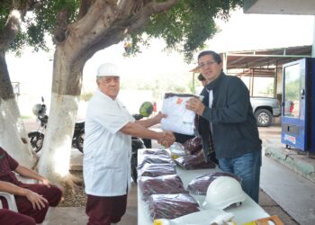 Recibe Personal de rastro municipal uniformes y equipamiento