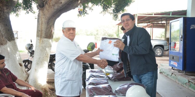 Recibe Personal de rastro municipal uniformes y equipamiento