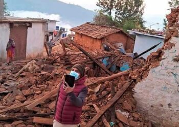 Aumenta a 157 el número de muertos por sismo magnitud 6.4 en Nepal