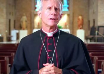 El papa Francisco destituyó al obispo estadounidense Joseph Strickland