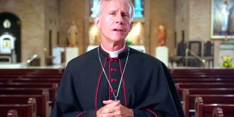 El papa Francisco destituyó al obispo estadounidense Joseph Strickland
