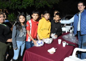 Refrendan Elías Retes Y Colonos De Los Arcos Unidad Para Abatir Rezagos