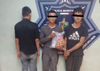 Policía municipal detiene a tres jóvenes por robo a tienda*