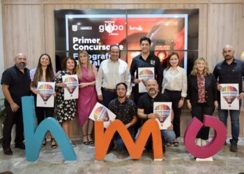 Premia Toño Astiazarán a ganadores de concurso de fotografía digital Momentos Mágicos