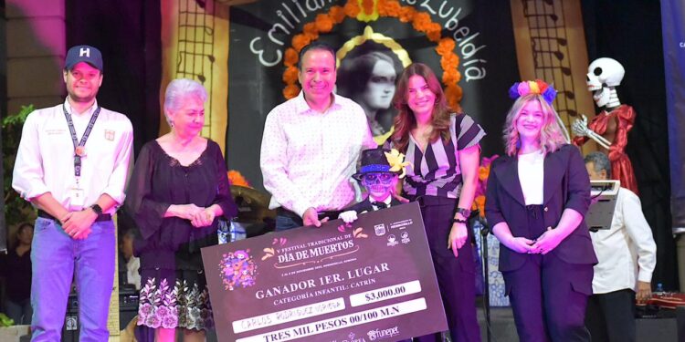 Inician Toño Astiazarán y Patty Ruibal el V Festival Tradicional de Día de Muertos en la Plaza Zaragoza