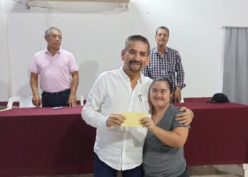 Jesús Flores recibe el reconocimiento de padres de familia