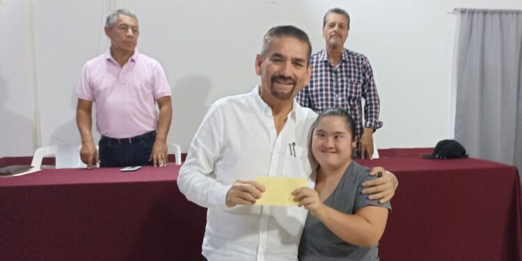 Jesús Flores recibe el reconocimiento de padres de familia