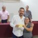 Jesús Flores recibe el reconocimiento de padres de familia