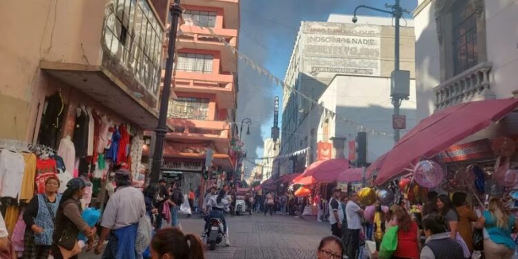 Incendio en el Centro de CDMX consume inmueble en República de Nicaragua