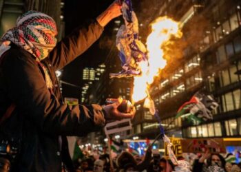 Marcha pro-palestina irrumpe en el encendido de árbol del Rockefeller Center de Nueva York