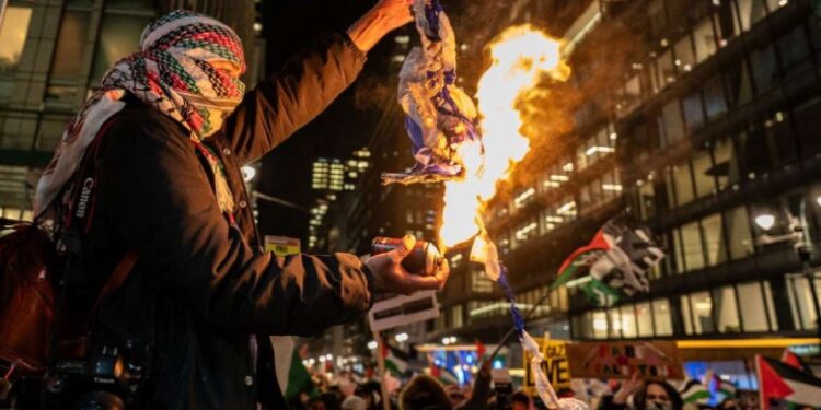 Marcha pro-palestina irrumpe en el encendido de árbol del Rockefeller Center de Nueva York