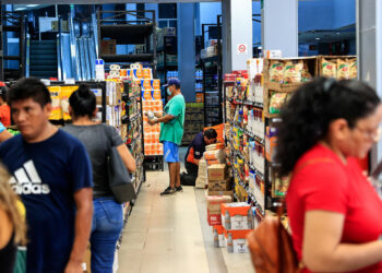 Reabren los primeros supermercados en Acapulco tras el huracán Otis