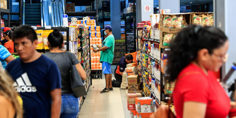 Reabren los primeros supermercados en Acapulco tras el huracán Otis