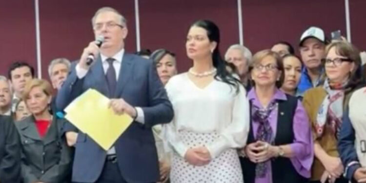 Marcelo Ebrard no sale de Morena, anuncia entendimiento con Claudia Sheinbaum