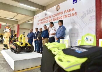 Da Toño Astiazarán bienvenida a SERI, robot para extinción de incendios
