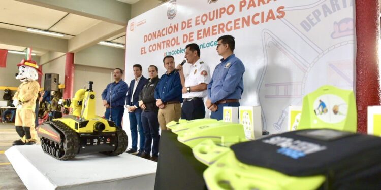 Da Toño Astiazarán bienvenida a SERI, robot para extinción de incendios
