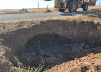 Alertan por socavón en el Valle del Yaqui, el tramo está cerrado a circulación