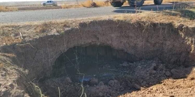 Alertan por socavón en el Valle del Yaqui, el tramo está cerrado a circulación