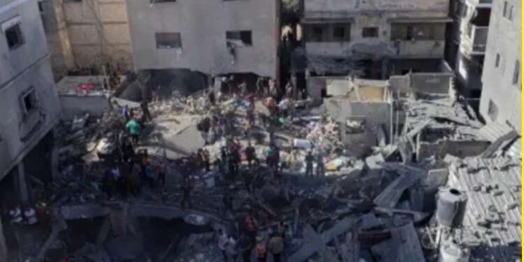 Van 200 muertos en un bombardeo israelí sobre una escuela de la ONU en el norte de Gaza, según Al Yazira