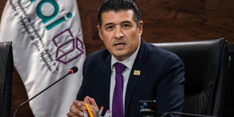 Adrián Alcalá es elegido como nuevo presidente del INAI