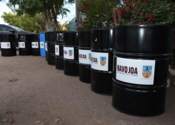 Dotan de tambos para la basura a famiias  de la colonia 23 de abril