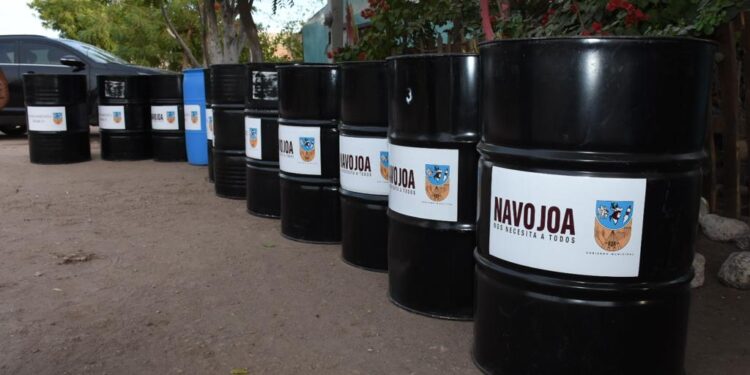 Dotan de tambos para la basura a famiias  de la colonia 23 de abril