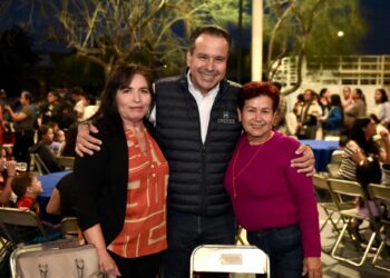 Acompaña Toño Astiazarán a habitantes de La Caridad en su Posada Navideña CRECES