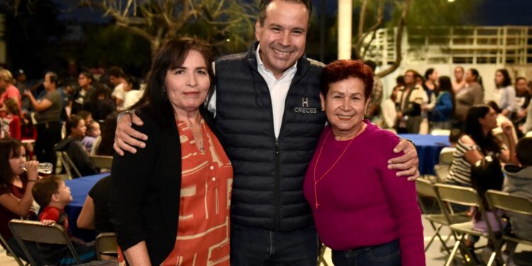 Acompaña Toño Astiazarán a habitantes de La Caridad en su Posada Navideña CRECES