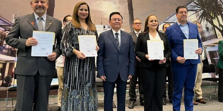 Recibe Doctora Doctora Karla Córdova González reconocimiento por el “Desempeño Municipal y Buenas Prácticas Municipales 2023”.