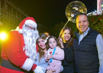 Conviven Toño Astiazarán y Patty Ruibal con familias en la Casa de Santa Claus