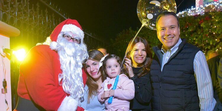 Conviven Toño Astiazarán y Patty Ruibal con familias en la Casa de Santa Claus