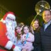 Conviven Toño Astiazarán y Patty Ruibal con familias en la Casa de Santa Claus