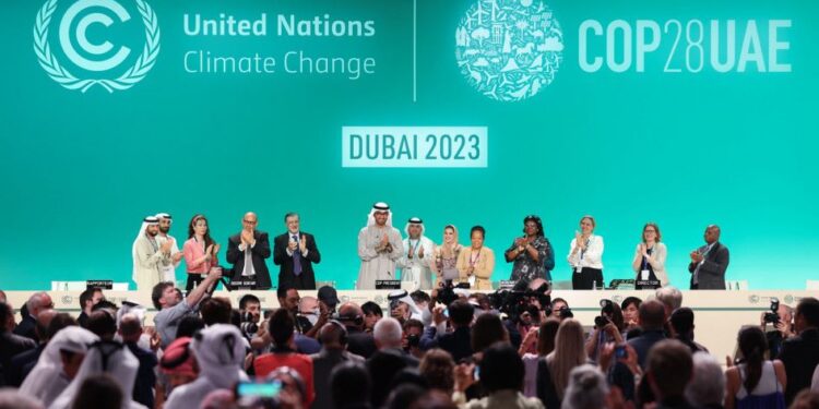 Los países en la COP28 adoptaron el ‘Balance Global’, acuerdo para dejar atrás los combustibles fósiles