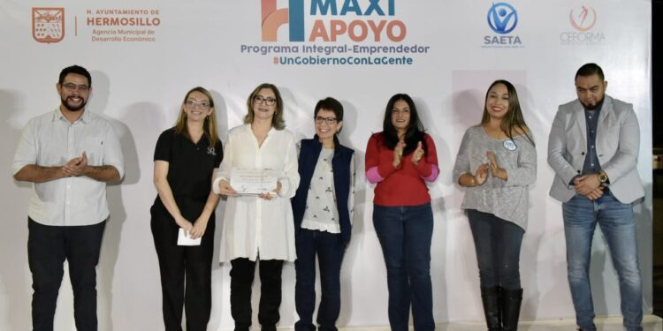 Se gradúa cuarta generación del programa emprendimiento Maxi Apoyo