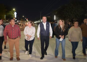 Junto a vecinos Toño Astiazarán supervisa avances de rehabilitación en avenida Navojoa