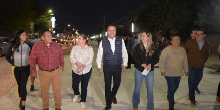 Junto a vecinos Toño Astiazarán supervisa avances de rehabilitación en avenida Navojoa