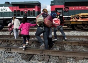 EE.UU. suspende trámite de trenes en dos pasos fronterizos ante mayor flujo migratorio