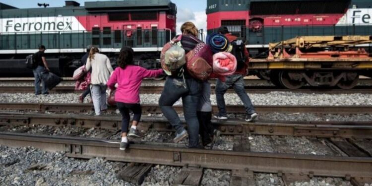 EE.UU. suspende trámite de trenes en dos pasos fronterizos ante mayor flujo migratorio